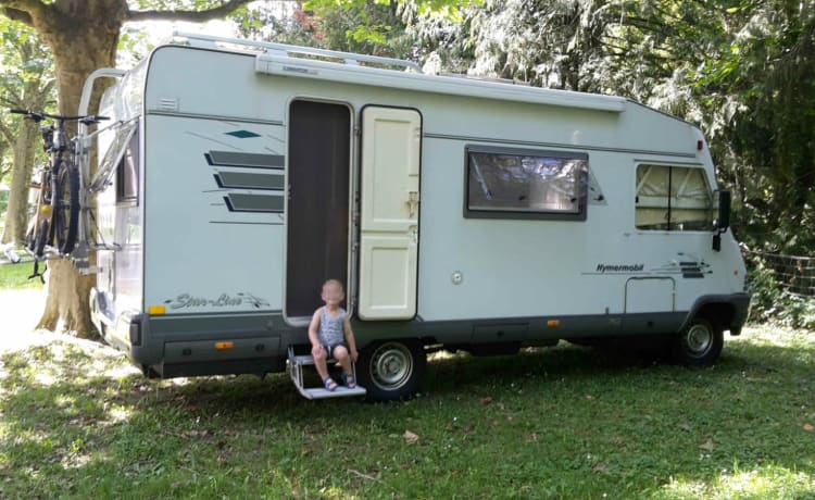 Hymer spacieux pour 4-5 personnes (très adapté aux jeunes familles)