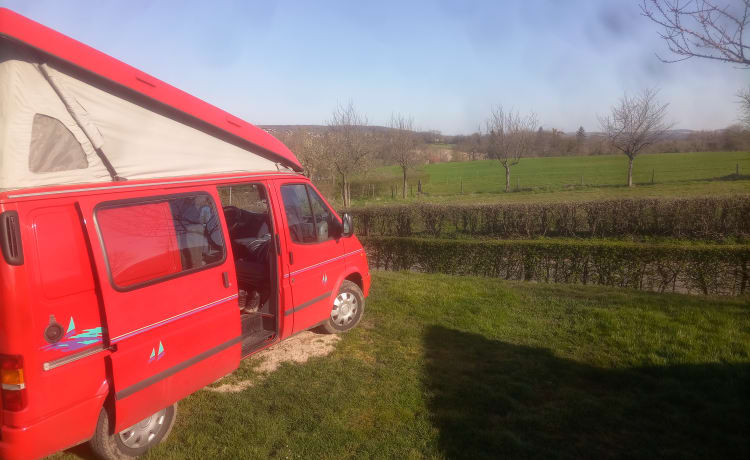 De Rode Smurf – Il puffo rosso, affidabile bus camper, per sé un'intera famiglia.