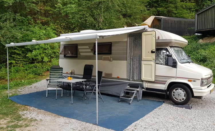 Hymer 4 personnes spacieux et très complet