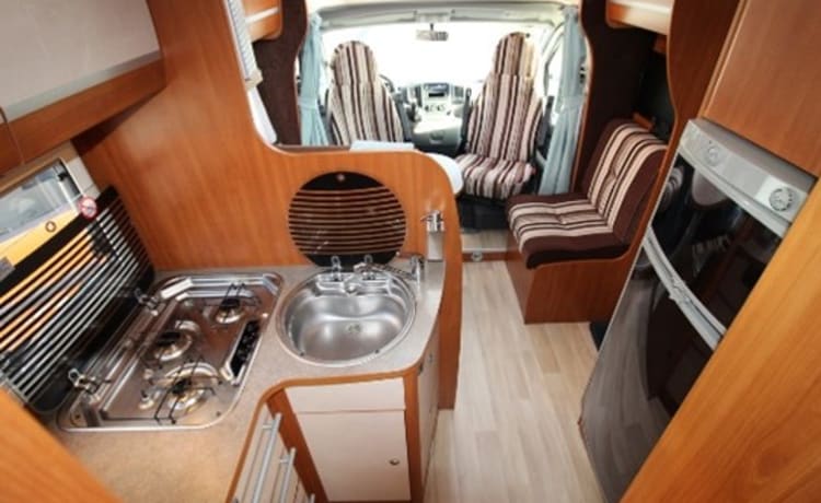 Comfortabele ruime camper  – Challenger avec autoportant 2 pers. lit.