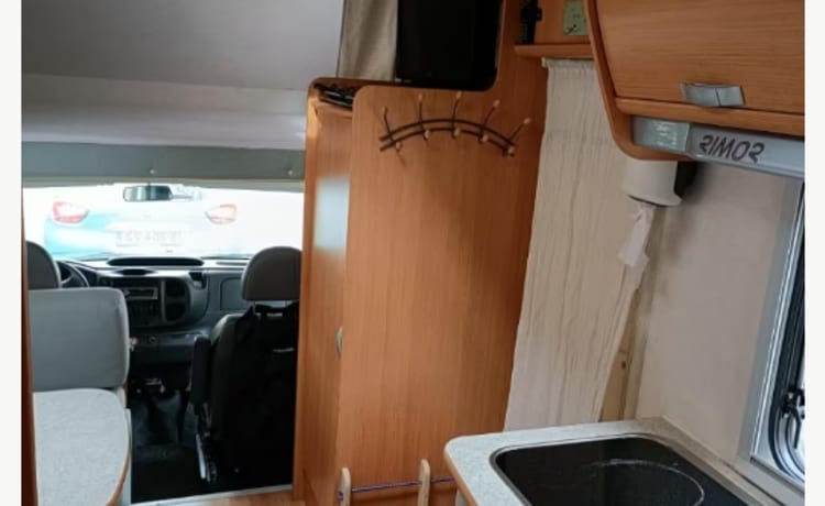 Nice 6-person alcove camper for rent