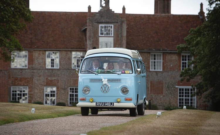 Blue Belle – Beautiful 1971 Volkswagen T2 Campervan