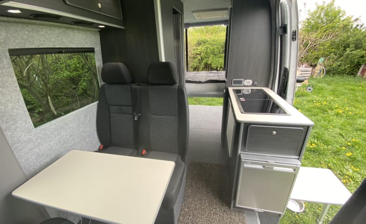 Mr Adventure  – Mercedes-Benz Adventure Van con 2 posti letto