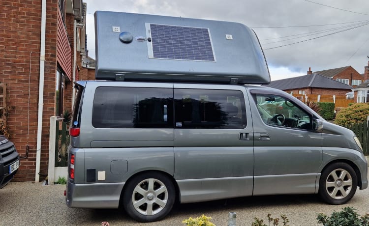 El – 2/3 berth Nissan Elgrand campervan with pop up roof