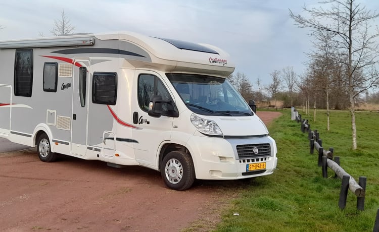 Geräumiger Challenger Camper für 4 Personen mit Queensize-Bett