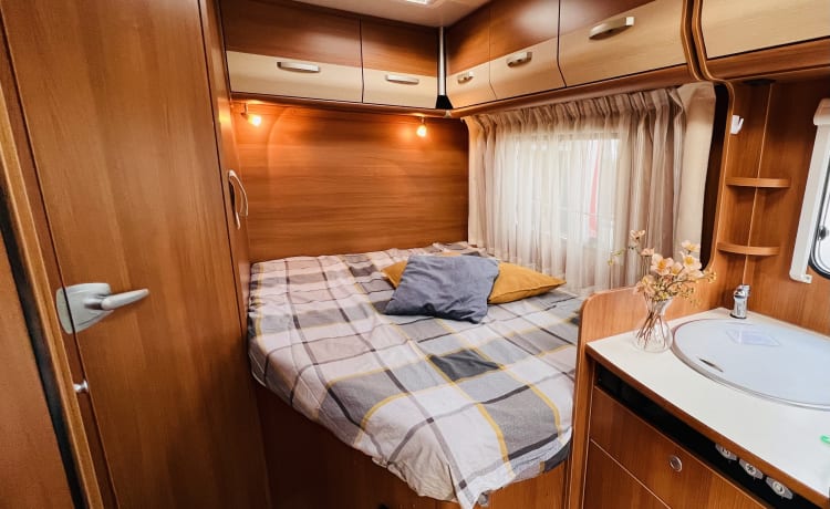 Making Memories! – Cozy fully furnished Hymer Carado 4 persons / Euro 5 motorbike