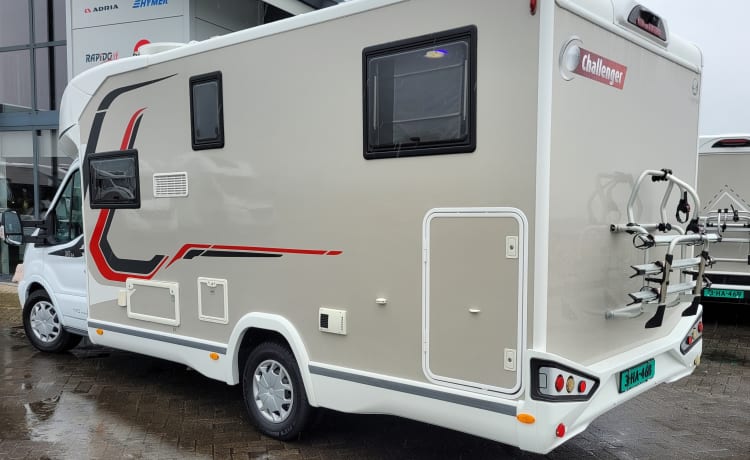 Camper vrijheid op top niveau – Heerlijke 4 persoons Challenger half integraal camper uit 2019