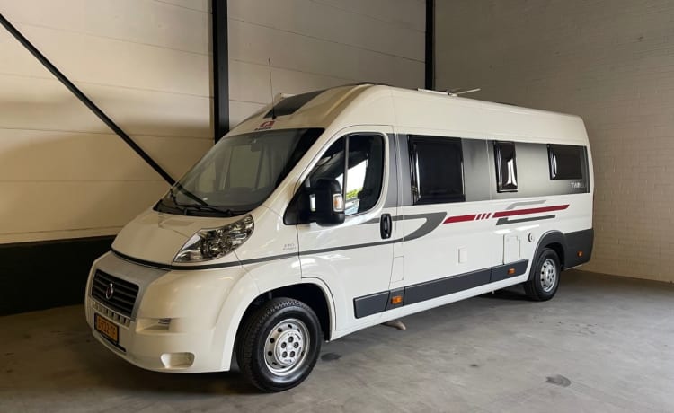 Adria Twin SLX, lunghezza letto, km gratuiti, portabiciclette (e-bike). 