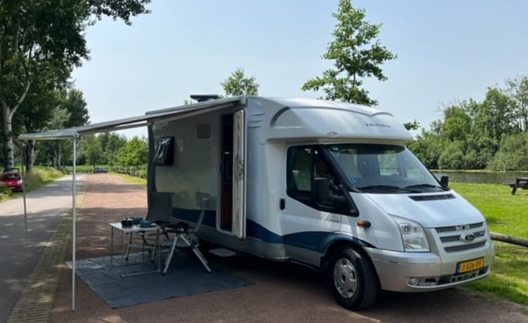 Ampio camper Hobby per due persone con ampio letto alla francese