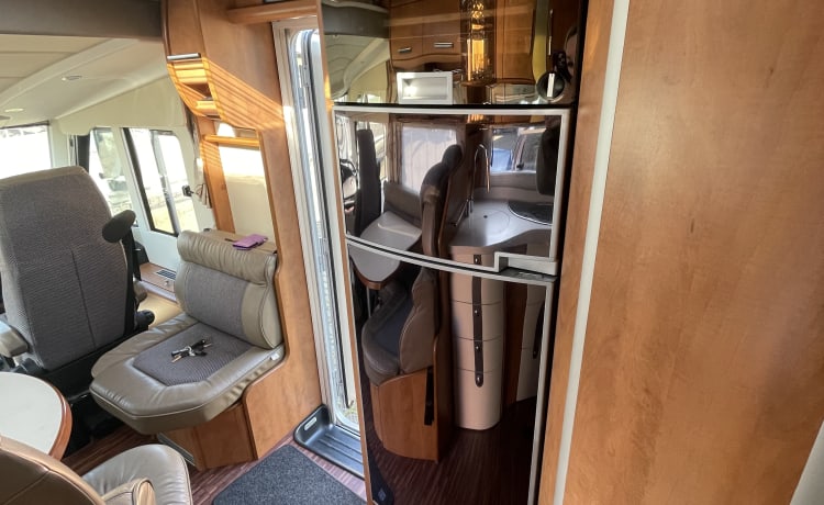 Edens Wanderlust – Luxury camper with every convenience, a dream on wheels!