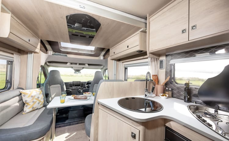 Bruce – Autotrail Hommage F70. Camping-car de luxe 4 places 2021. Connu sous le nom de ''Bruce''.