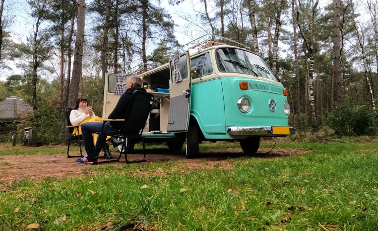 MIJNHEER DE WIT – Classic on the road with a VW van