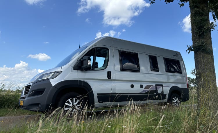 Harrie – Super nette 2 persoons Peugeot bus uit 2015 met luifel en fietsendrager