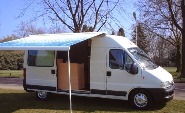 Follow the Sun met deze compacte Fiat Ducato buscamper!