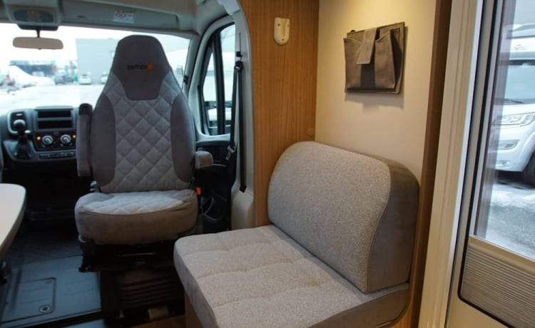 Wille – Camping-car familial Hymer Carado 4 personnes presque neuf