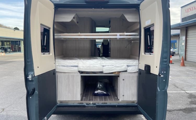 Livingstone 5 – Luxe 4 persoons CamperVan (2022) in Madrid