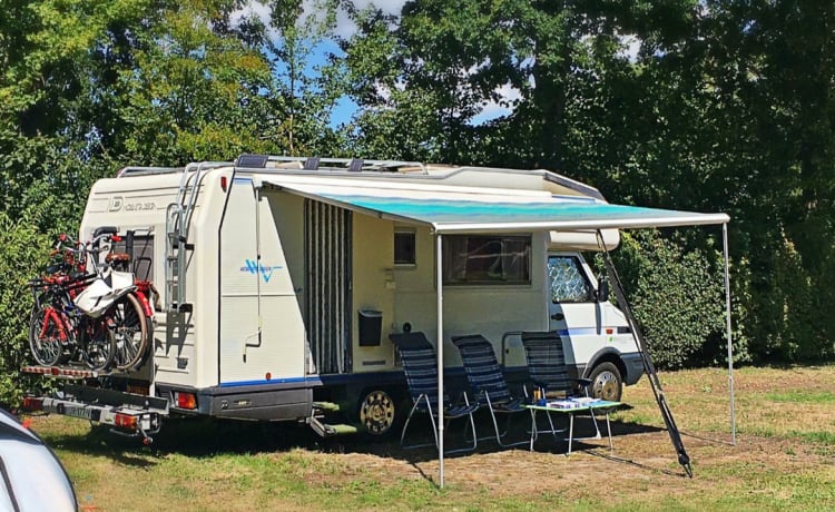 Space Ship Atlantis met Rijbewijs B 😃 – Spacious Camper up to 9 sleeping places + Motor / Bicycle Carrier