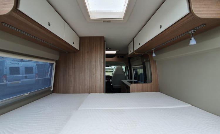 De camperbus  – New, luxurious, fully equipped camper with solar panel