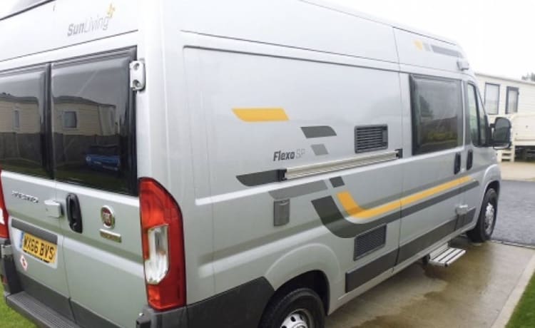 Our van  – Adria Sunliving camper met 2 slaapplaatsen. Zeer lage kilometerstand