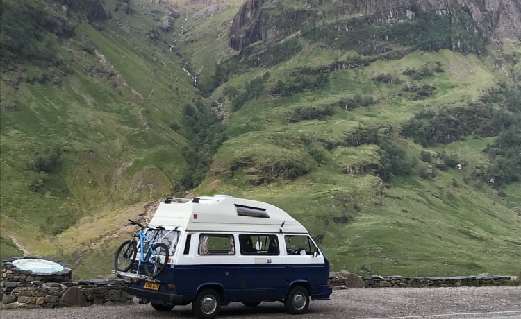 Blue – Volkswagen campervan met 4 slaapplaatsen uit 1986