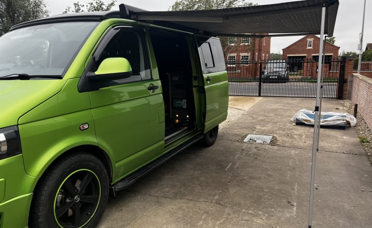 Auffälliger VW T5.1 Wohnmobil mit 4 Schlafplätzen