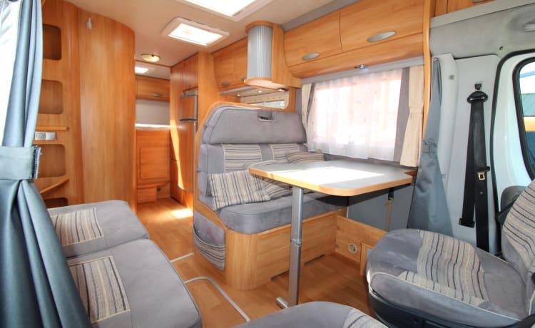 LUXURY 2-PERSON CAMPER FOR RENT