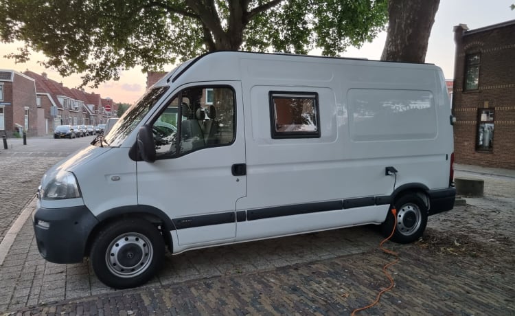 Off-grid zelf gebouwde camperbus 