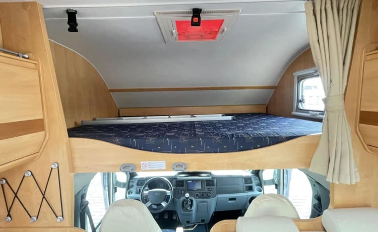 Camper familiare con letti a castello, 6 Person Sunlight Alcove del 2009