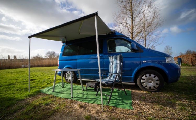 Mooie blauwe buscamper voor 2 pers. Volkswagen.