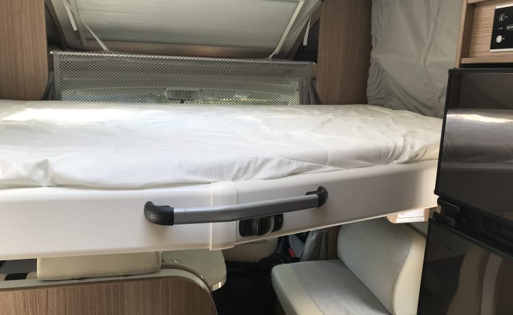 Moderne luxe half intergraal Camper 4 persoons