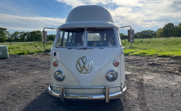 Snowy – 2 berth Volkswagen campervan from 1957