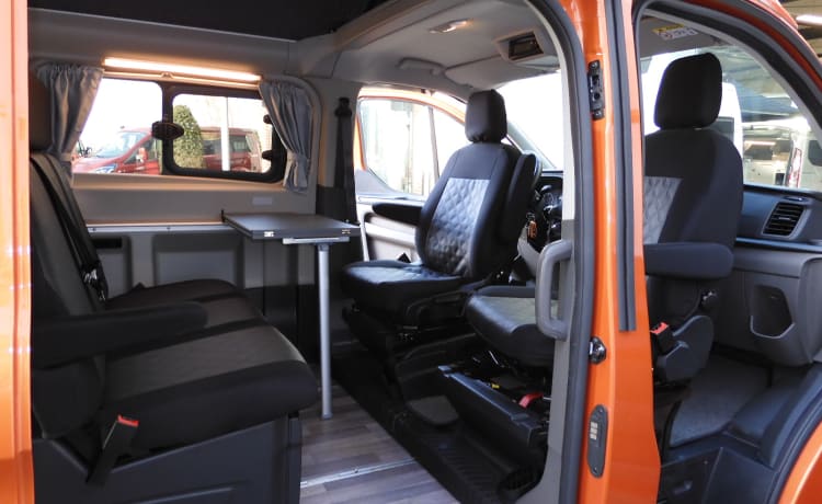 Oranje monster – Compact motorhome with room for five