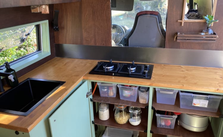 Ed – Stylish self-built camper L3H2