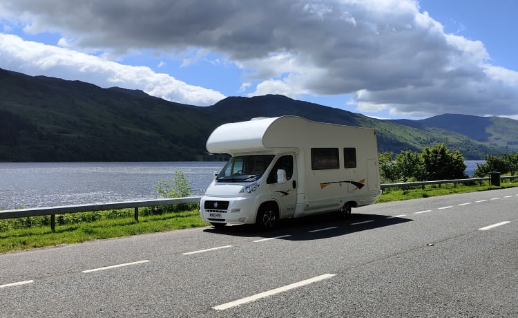 Zaneta –  Family Fiat New Life 6berth/6 belt Motorhome Hire