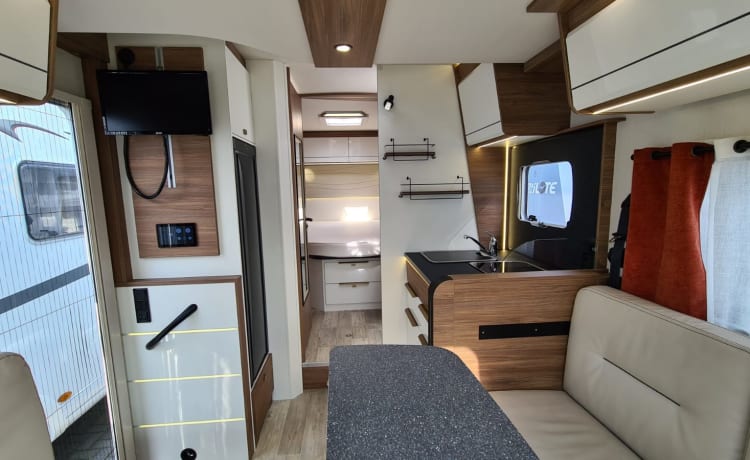 Camper La Nucia – 4 Personen Luxus Pilote Camper von 2021