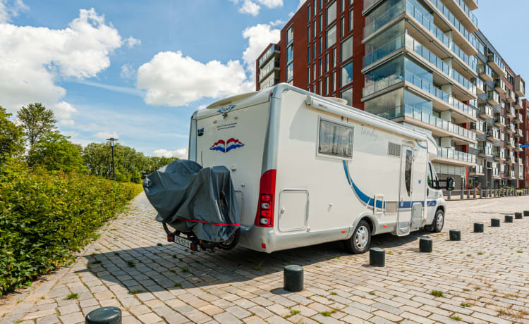 McJaCe – camping-car richement équipé pour 2 personnes avec douche et toilettes séparées