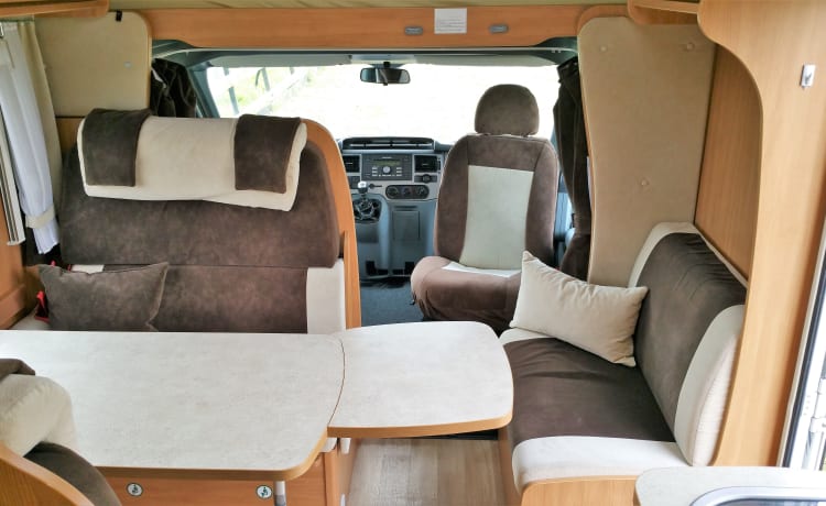 Nice, complete family camper with large seating area