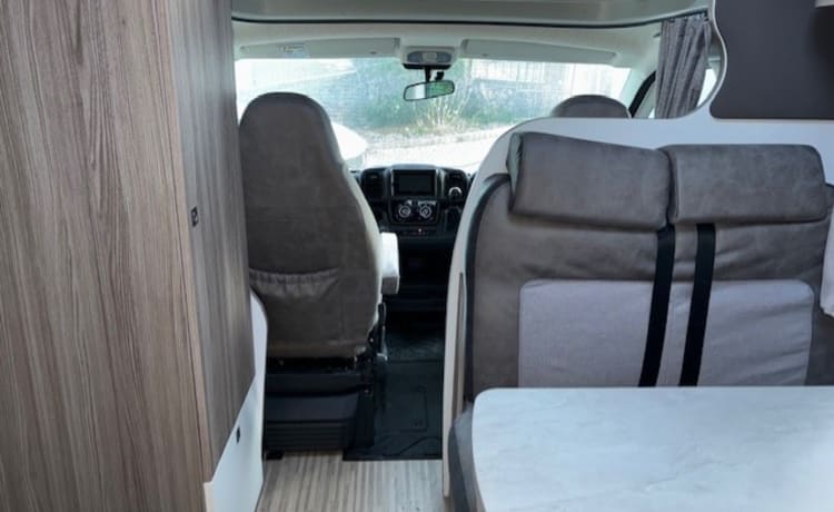 Beni – 6 Berth / 6 Seatbelt Benimar Primero 313