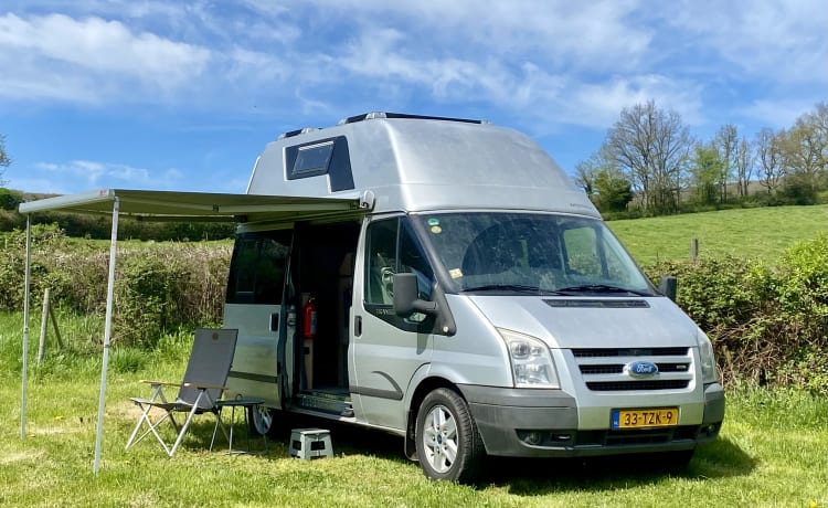 Practical and comfortable Ford Nugget with high roof