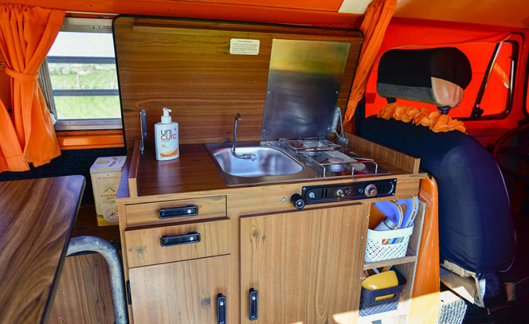 James –  Classic Volkswagen T2b camper uit 1975