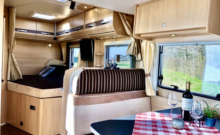 Very nice and complete spacious family camper for 2-4 persons