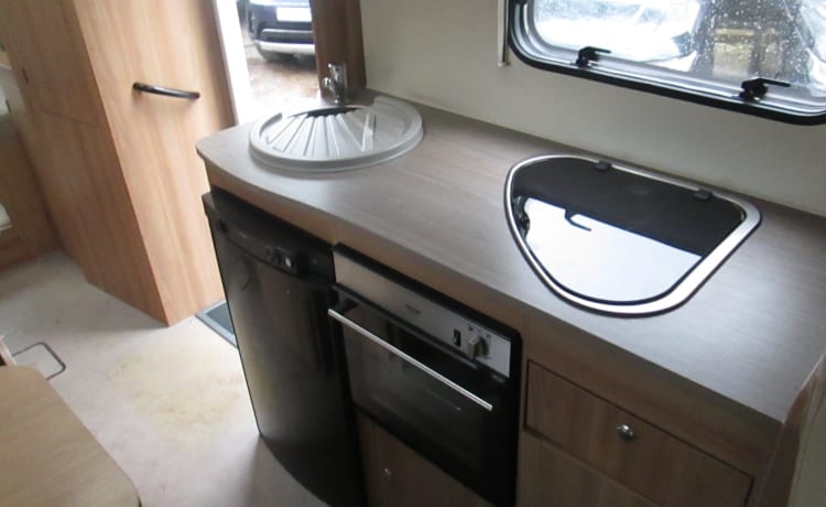 Pistol – Bailey Approach Advance 665 2.2 130 BHP 6 BERTH End lounge Air con euro 6 