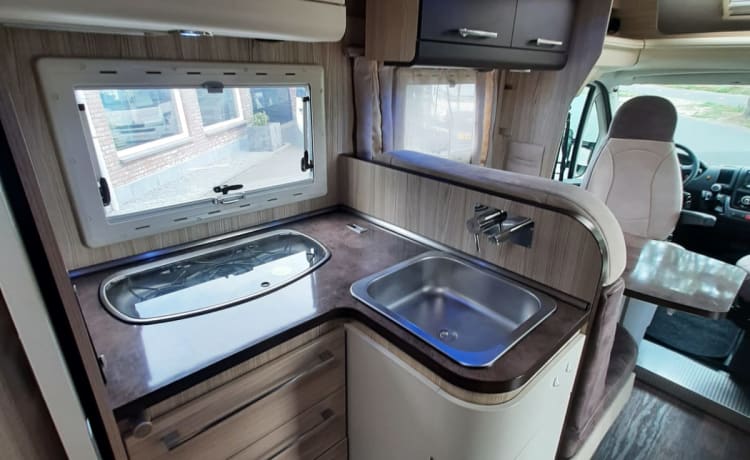 CI X-TIL – Very luxurious 4 person camper with queen bed and pull-down bed, lots of storage space