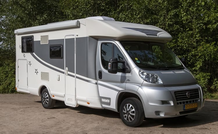 Half-integrated 4 personen camper uit 2013