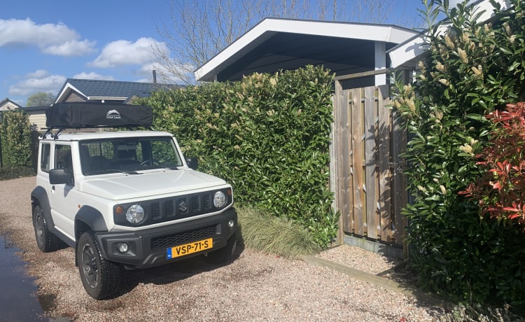 Simba – Gardez le sourire avec cette Jeep Suzuki avec tente de toit !