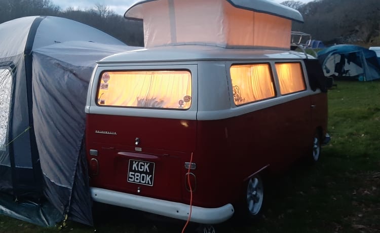 Poppy – 1971 Volkswagen T2 premier camping-car à baies vitrées