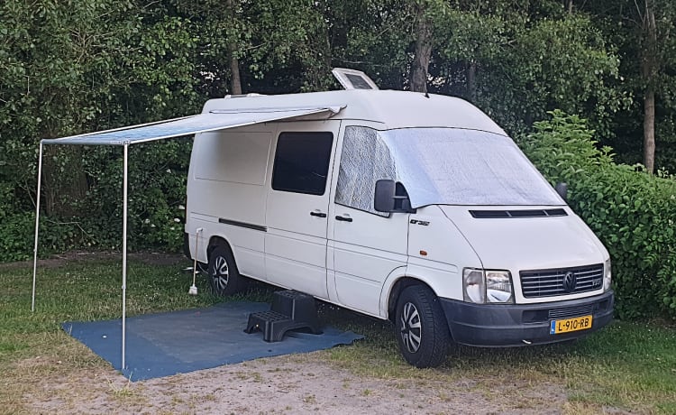 Jazzy – Volkswagen LT35 campervan uit 2004, voor 2 personen