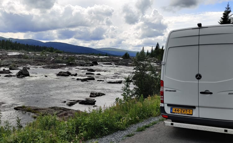 Off-grid Mercedes-Benz bus uit 2008