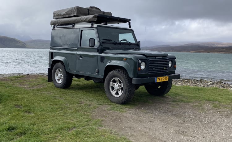 Geisli  – Land Rover defender 90 with roof tent