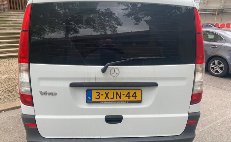 BennieBus – 2p Mercedes-Benz campervan uit 2014